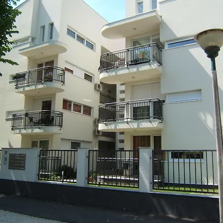 아파트 Julia Luxus Apartman *